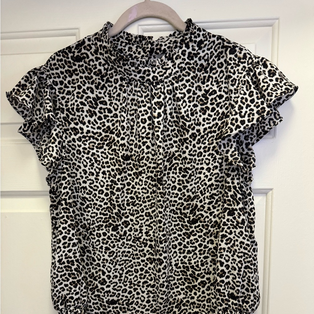 Animal print short blouse with short sleeves. Rayon material